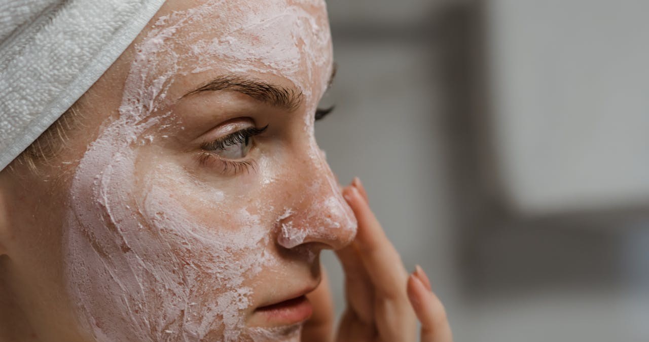 Sięgnij po glinkę białą i oczyść cerę w 15 minut bez przesuszenia /Polina
