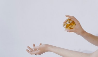 Sięgnij po zapach czystości z białymi kwiatami aldehydami i mlecznymi nutami