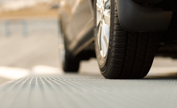 Sieją postrach we Francji. Spuszczają powietrze z opon samochodów