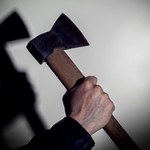 Siekierą uszkodził samochód znajomego - przed policją ukrył się w łóżku