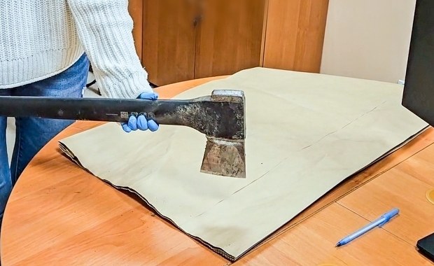 Siekierą w policjantów. Agresorowi grozi do 10 lat więzienia