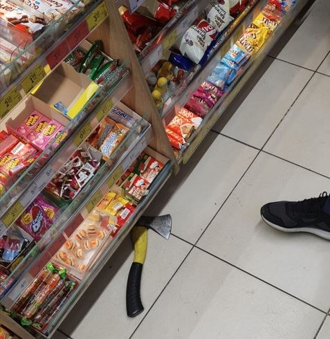 Siekiera, z którą 17-latek wchodził do sklepu /Policja Małopolska /Policja