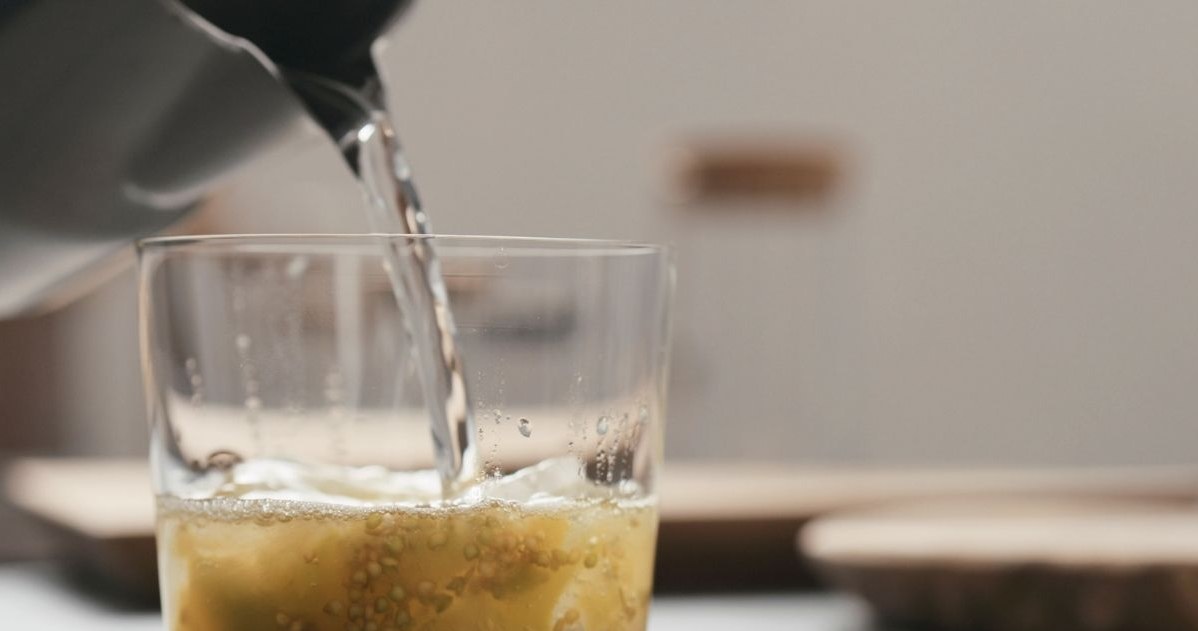 Siemię lniane zalewaj gorącą, ale niewrzącą wodą. Taką mieszankę pij rano, najlepiej na czczo. /123RF/PICSEL