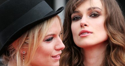 Sienna i Keira podczas premiery filmu w Edynburgu /AFP