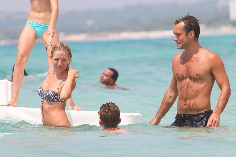 Sienna Miller i Jude Law na wakacjach we Włoszech /Mertino / Splash News /East News