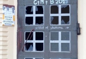 ​Sieradz: Zdewastowano drzwi kościoła. Policja poszukuje sprawcy 