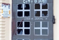​Sieradz: Zdewastowano drzwi kościoła. Policja poszukuje sprawcy 