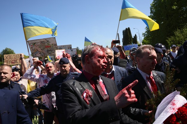 Siergiej Andriejew oblany czerwoną cieczą przez uczestników protestu przeciwko rosyjskiej agresji na Ukrainę / 	Leszek Szymański    /PAP