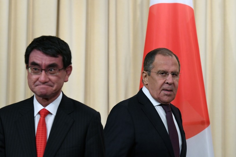 Siergiej Ławrow i Taro Kono /AFP