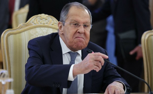 Siergiej Ławrow udzielił ostrej reprymendy Emmanuelowi Macronowi