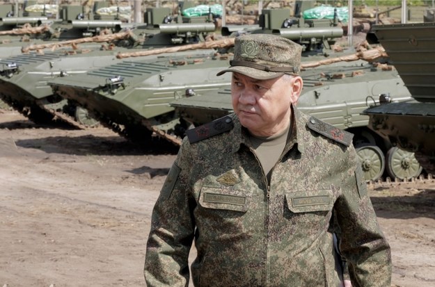 Siergiej Szojgu odwiedził w ostatnich dniach rosyjski magazyn, gdzie sprzęt wojskowy przygotowuje się do wyjazdu na front /RUSSIAN DEFENCE MINISTRY PRESS SERVICE / HANDOUT HANDOUT /PAP/EPA