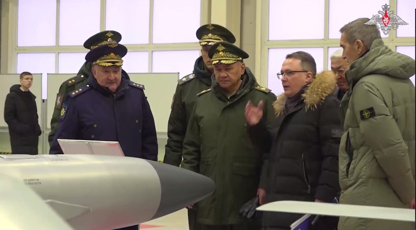 Sergei Shoigu con el misil antirradar Kh-58.  /@JuanH105 / Twitter