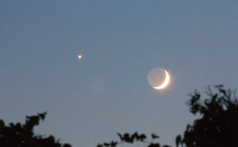 Sierp Księżyca widoczny na nocnym niebie /123RF/PICSEL