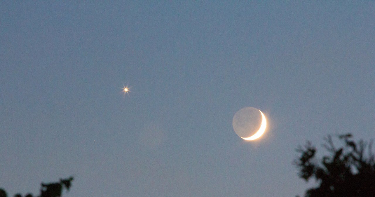 Sierp Księżyca widoczny na nocnym niebie /123RF/PICSEL