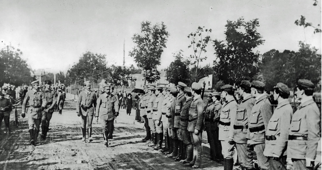 Sierpień 1913 r. Ćwiczenia oddziałów Związku Strzeleckiego w Zakopanem. W środku, przed frontem oddziału, Józef Piłsudski, za nim Kazimierz Sosnkowski /Z archiwum Narodowego Archiwum Cyfrowego