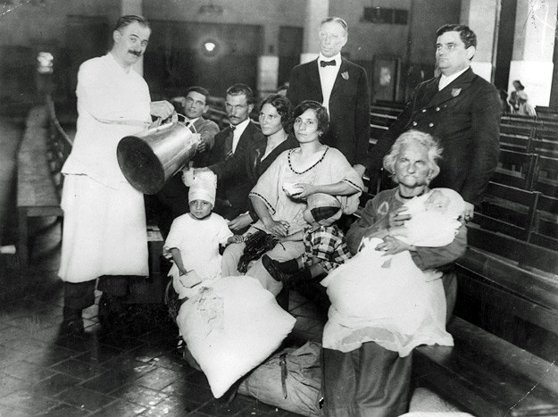 Sierpień 1923 r.: Imigranci po przybyciu na Ellis Island otrzymują jedzenie i picie /Getty Images/Flash Press Media