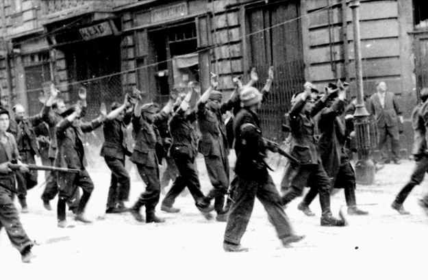 Sierpień 1944 roku. Niemcy wzięci do niewoli przez Powstańców. /Archiwum (PAP) /PAP