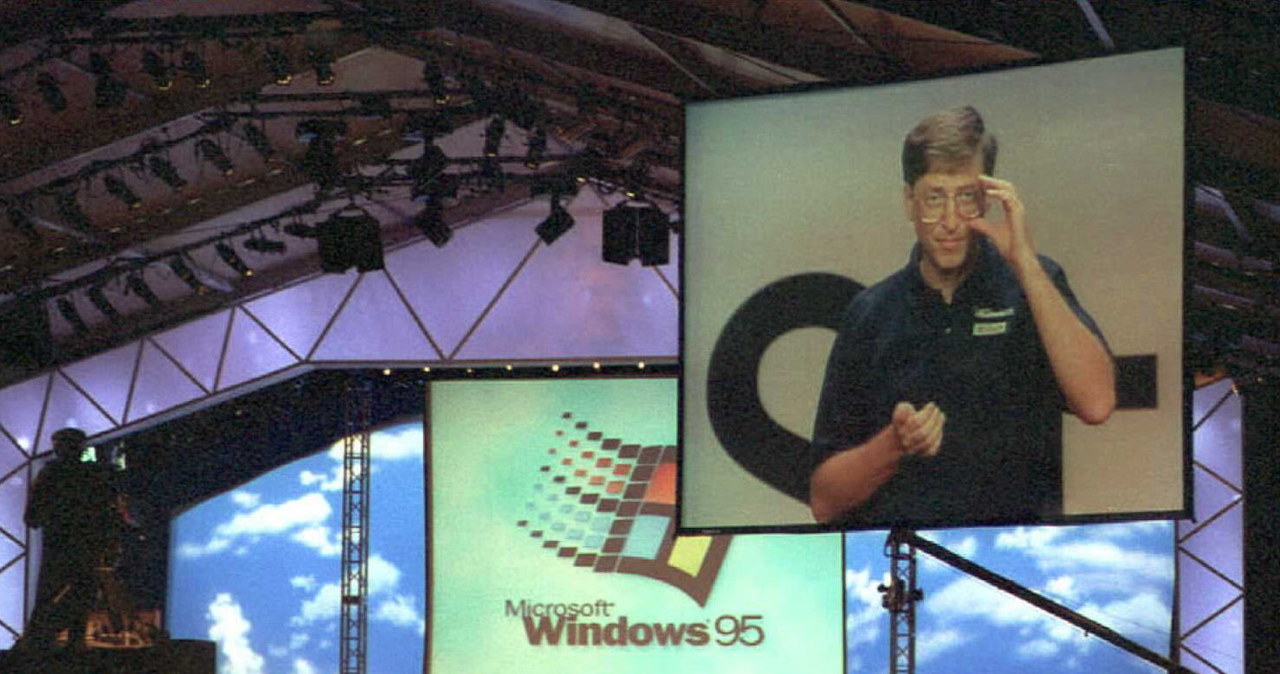 Sierpień 1995, oficjalna premiera w Redmond. Na scenie szef i założyciel Microsoftu, Bill Gates, którego w sumie przedstawiać nie trzeba /AFP