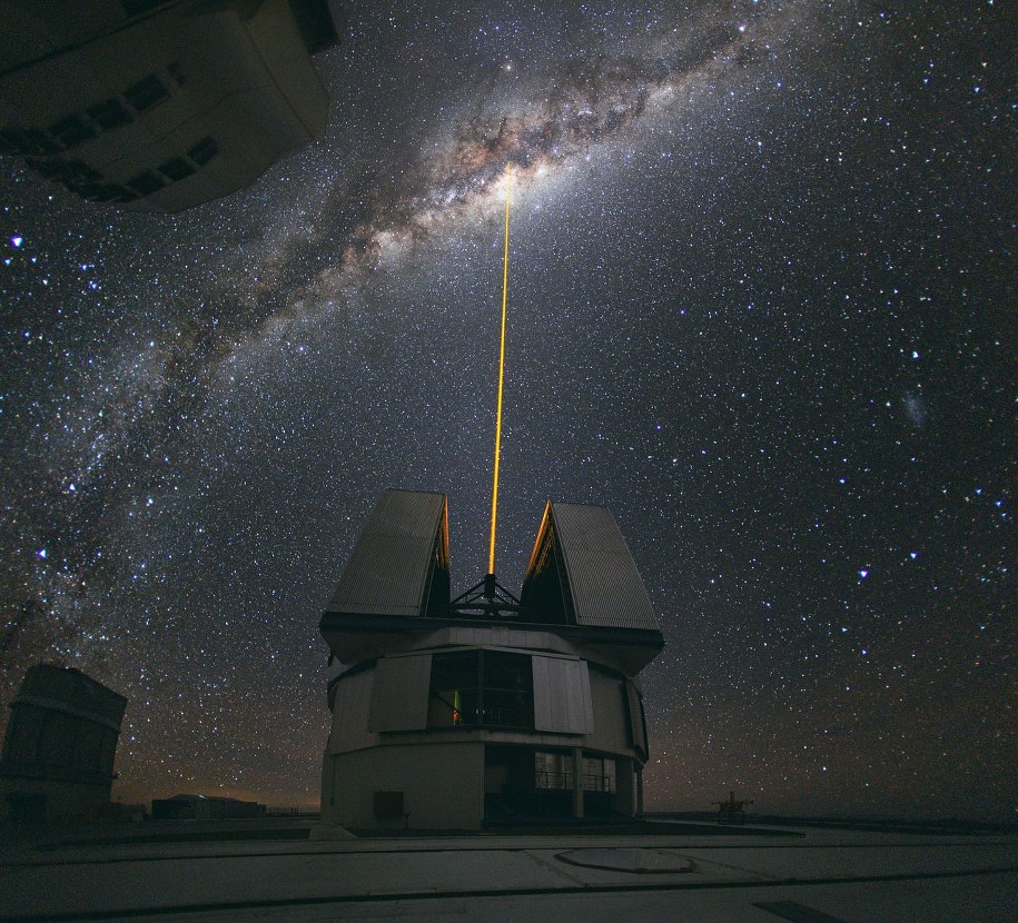 Sierpniowe niebo nad Obserwatorium Paranal, widać laser systemu optyki adaptacyjnej skierowany w stronę centrum Drogi Mlecznej /European Southern Observatory/ESO/Y. Beletsky /Materiały prasowe