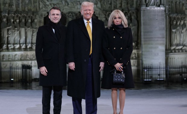 "Sierpowy w szczękę". Donald Trump kpi z małżeństwa Macronów 