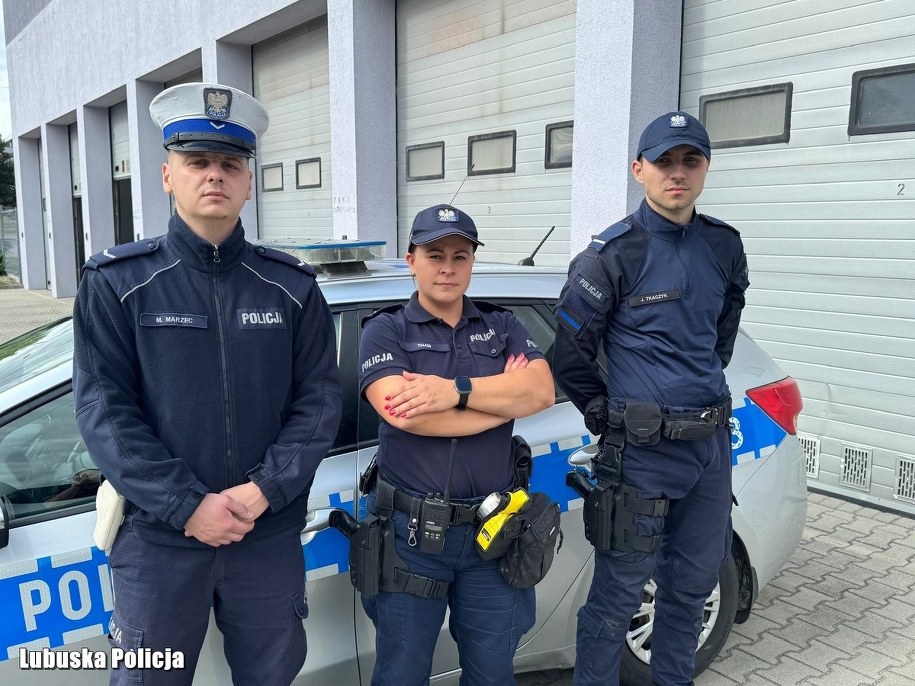 Sierżanci Marcel Marzec i Katarzyna Zamorska oraz starszy posterunkowy Jakub Tkaczyk wynieśli 60-letniego mężczyznę z mieszkania, w którym wybuchł pożar /Komenda Powiatowa Policji w Żaganiu /Policja