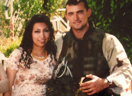 Sierżant Blackwell i Ehda na jedynej fotografii ze ślubu. Bagdad, 2003 rok /AFP