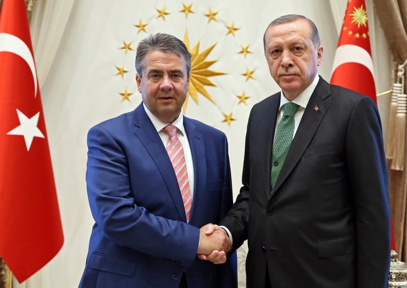 Sigmar Gabriel i Recep Tayyip Erdogan / PAP/EPA/TURKISH PRESIDENT PRESS OFFICE / HANDOUT /PAP/EPA