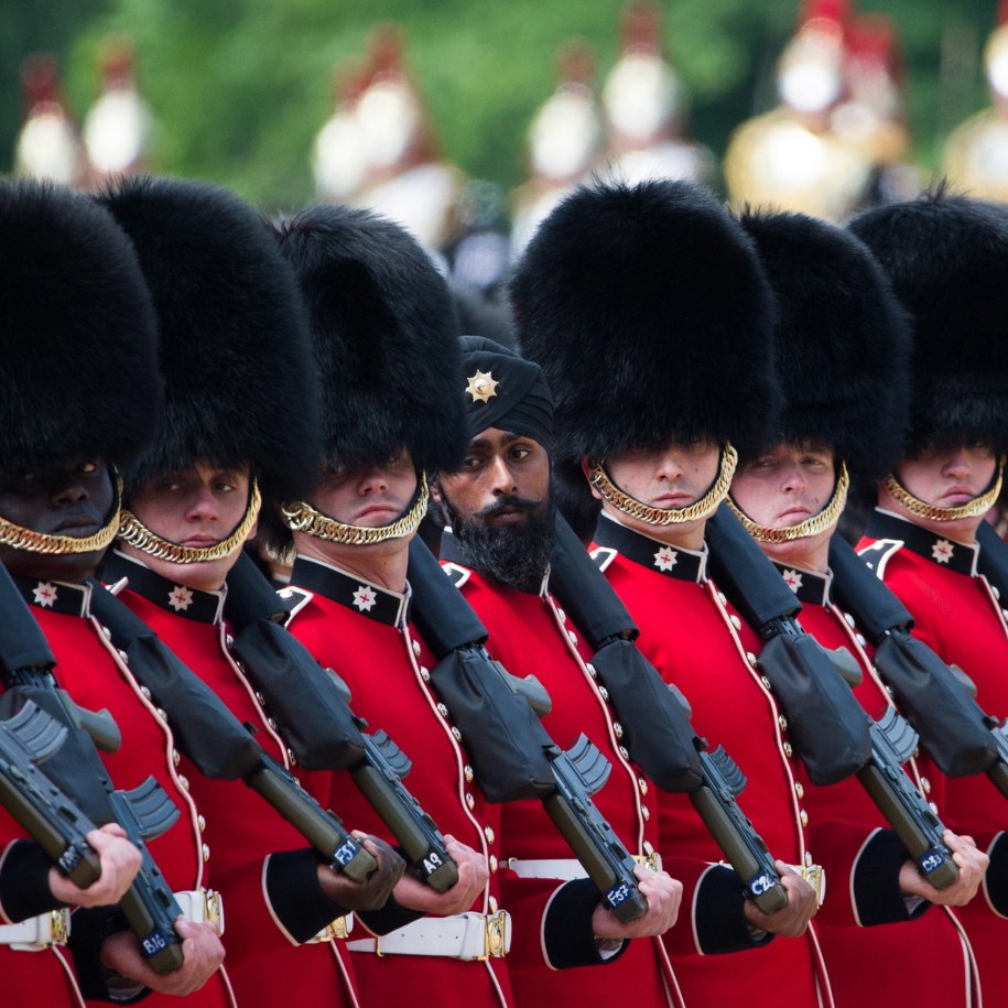 Sikh jest pierwszą osobą, która podczas oficjalnej parady nosi turban zamiast tradycyjnej czapki /Sgt Randall RLC HANDOUT /PAP/EPA