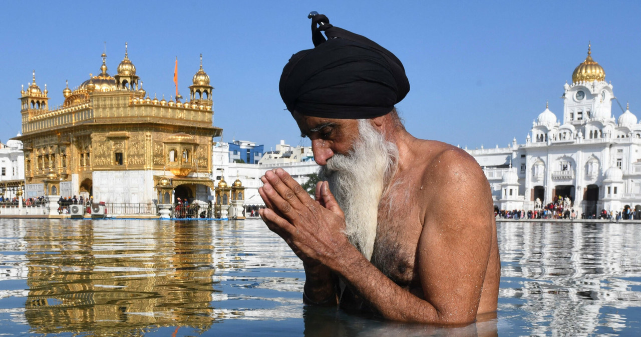 Sikhijski wyznawca bierze kąpiel w świętym sarovarze (stawie) z okazji rocznicy urodzin 10. sikhijskiego Guru Gobinda Singha w Złotej Świątyni w Amritsarze 9 stycznia 2022 r. (Zdjęcie NARINDER NANU / AFP) /East News