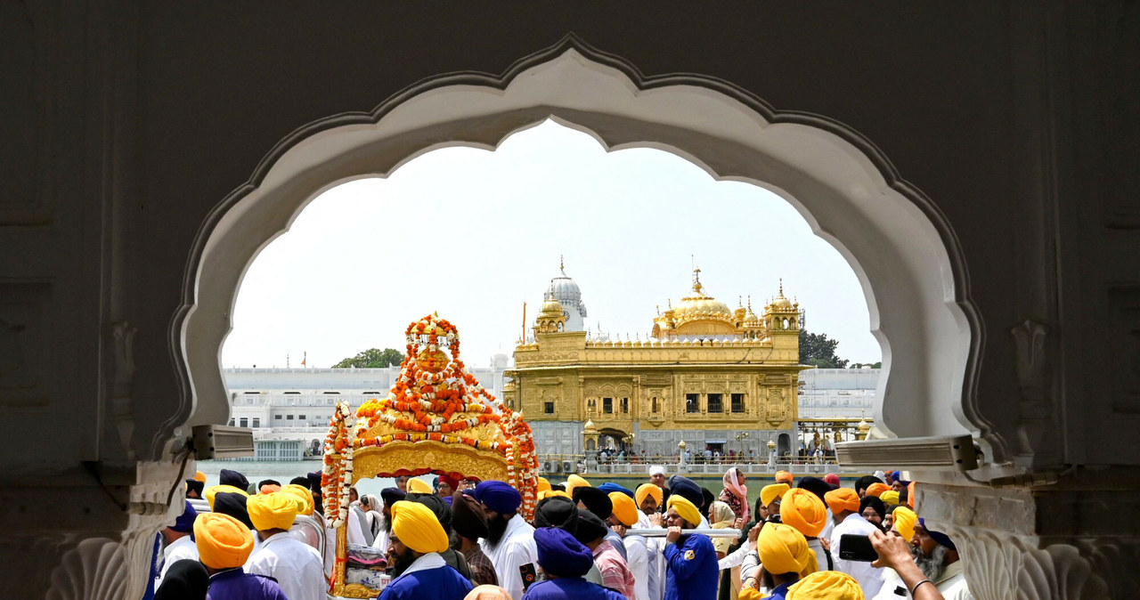 Sikhowie niosą Guru Granth Sahib (świętą księgę Sikhów) w złotym palankinie podczas religijnej procesji w przeddzień rocznicy urodzin dziewiątego sikhijskiego Guru Teg Bahadura w Złotej Świątyni w Amritsar 10 kwietnia 2023 roku. (Foto Narinder NANU / AFP)