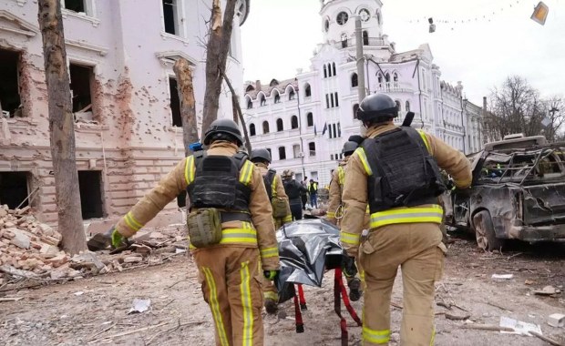 Sikorski o masakrze w Sumach: Putin kpi z dobrej woli Trumpa