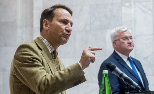 Sikorski punktuje kłamstwa Kremla. "W które mamy wierzyć?"