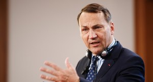 Sikorski sugeruje Bąkiewiczowi wizytę w Moskwie. "Żeby tam się upomniał o polskie ofiary"