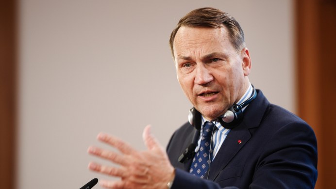 Sikorski sugeruje Bąkiewiczowi wizytę w Moskwie. 