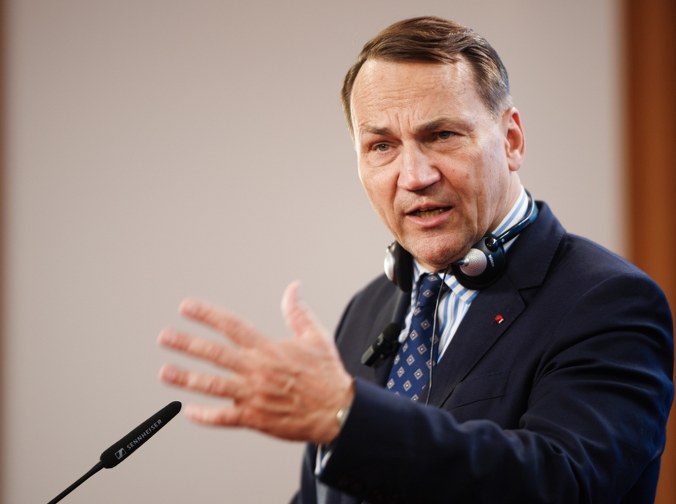 Sikorski sugeruje Bąkiewiczowi wizytę w Moskwie. 