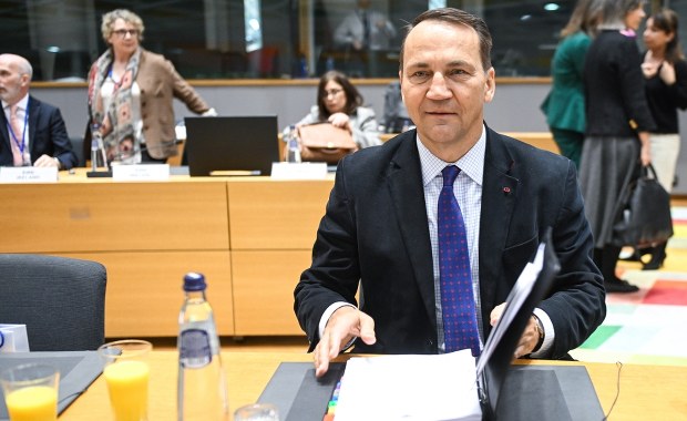 Sikorski: Trump pomógł przekonać Orbana