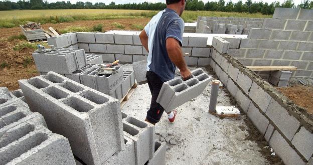 Siłą polskiego budownictwa mieszkaniowego wciąż są inwestorzy indywidualni /AFP