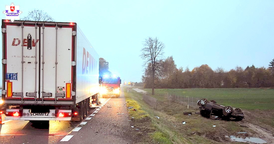 Siła uderzenia była tak duża, że auto wypadło z drogi i dachowało /Informacja prasowa