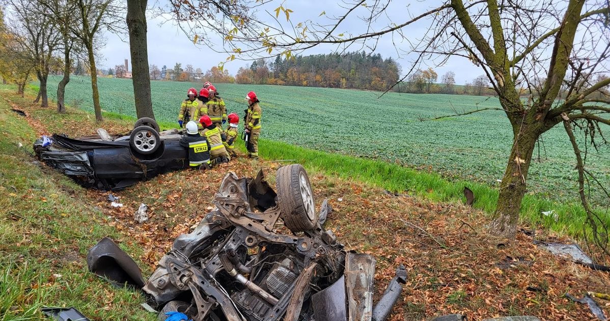 Siła uderzenia była tak duża, że samochód rozerwał się na pół. /OSP MIŁKI/ Facebook /