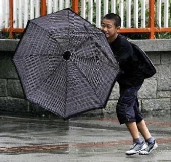Siła wiatru w Hong Kongu wzmaga się /AFP