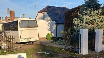 "Siła wyższa" kazała mu wjechać w budynek. Kierowca autobusu szkolnego usłyszał wyrok