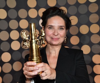 "Silent Twins" to polsko-amerykańsko-brytyjska koprodukcja. Scenariusz, którego autorką jest Andrea Seigel, powstał na podstawie książki Marjorie Wallace o bliźniaczkach June i Jennifer Gibbons (w tych rolach Letitia Wright i Tamara Lawrance), które odmówiły komunikacji ze światem zewnętrznym. 