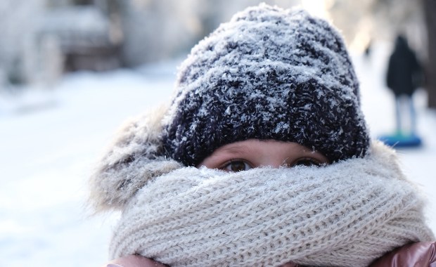 Silne mrozy i gęste mgły w Polsce. Ostrzeżenia IMGW