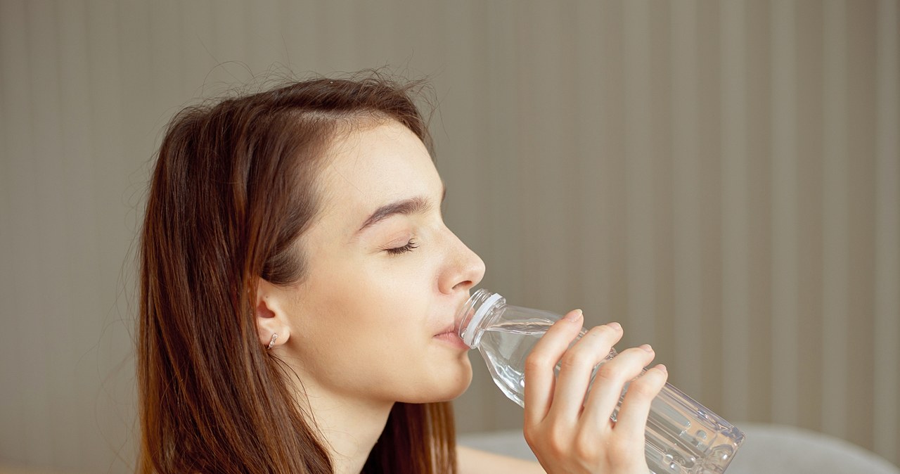 Sede forte e beber muita água pode ser os primeiros sintomas de diabetes/123rf/foto