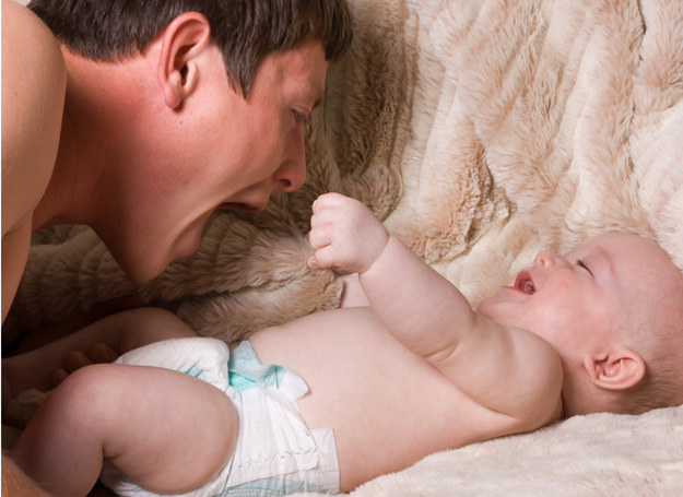 Silne relacje dziecka z ojcem są niezbędne do prawidłoego rozwoju malucha /123RF/PICSEL
