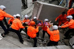 Silne trzęsienie ziemi na Tajwanie. Runął 17-piętrowy wieżowiec