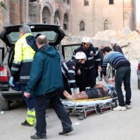 Ratownicy pracujący w Finale Emilia przenoszą do ambulansu jednego z poszkodowanych