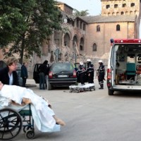 Pacjenci szpitala w Finale Emilia ewakuowani po silnym trzęsieniu ziemi, które nawiedziło region