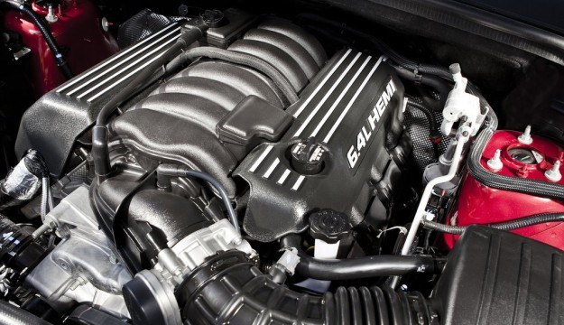 Silnik HEMI w SRT8 ma pojemność 6,4 litra. /Jeep