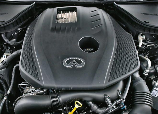 Silnik od Mercedesa: przyjemne brzmienie, łagodny temperament i spory apetyt w korkach. /Motor